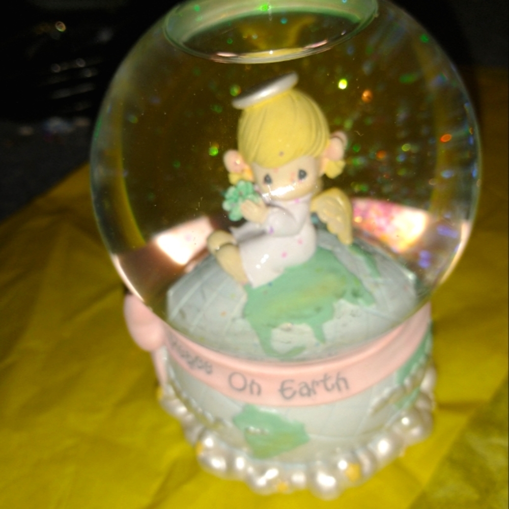 This is very difficult to film Exc, condition Precious Moments Music box snowglo
